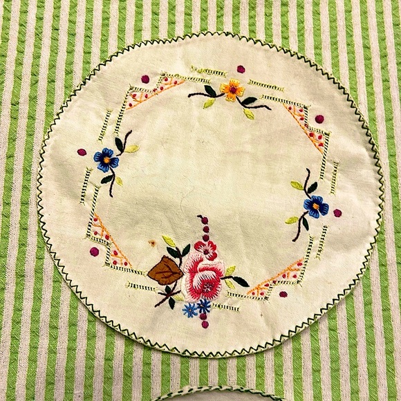 Embroidered Floral Round Doily Set of 3 Hand Crafted Embroidery USA - Picture 8 of 13
